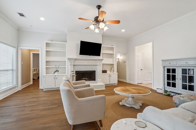 Building Photo - Gorgeous 3 Bed/ 2 Bath Single- Family Home