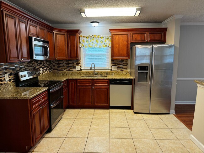 Building Photo - 4 Bedroom 2.5 Bath Home