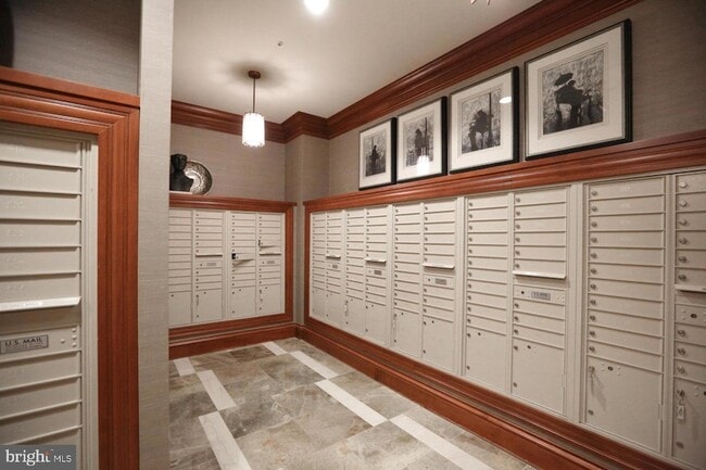 Building Photo - 8220 Crestwood Heights Dr