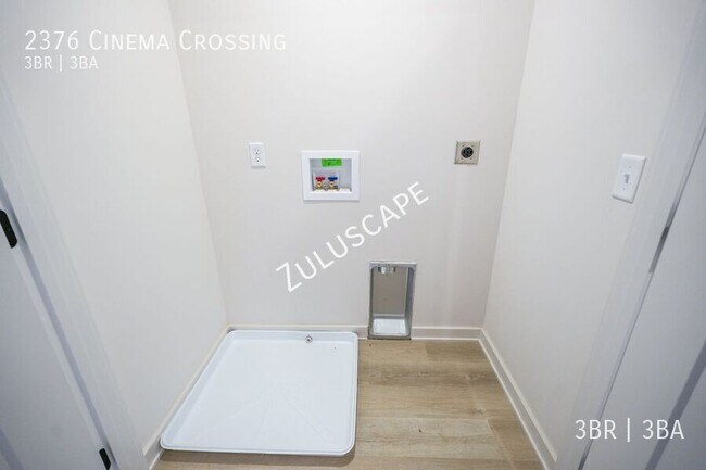 Building Photo - 1331 E Berry St