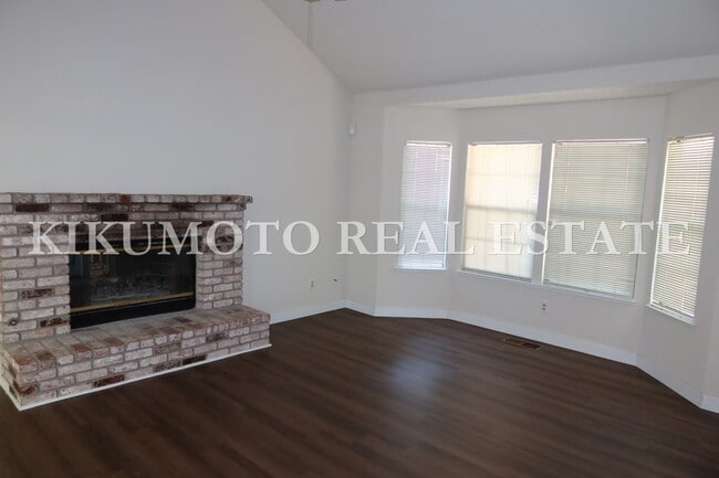 Building Photo - 3 Bedrooms, 2 1/2 Baths Half-plex in the P...