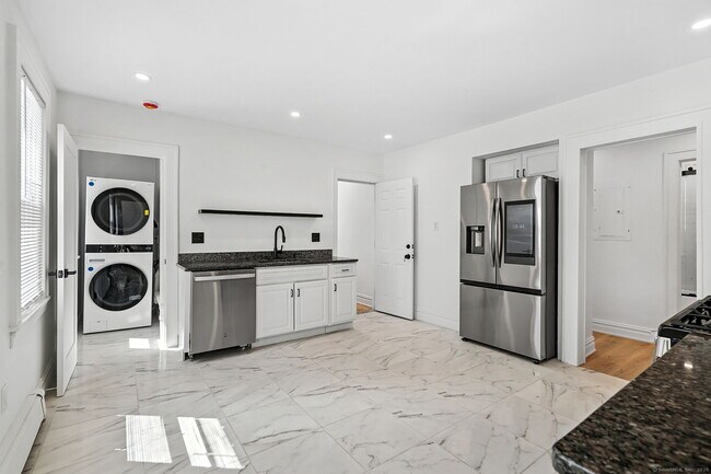 Primary Photo - 65 Gem Ave