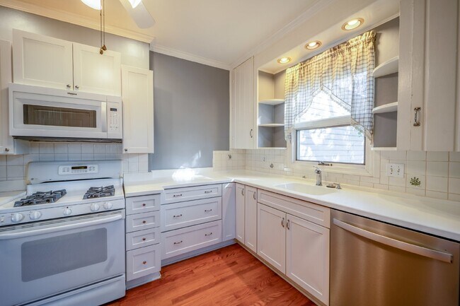 Building Photo - Historic Elegance in Old Town Alexandria