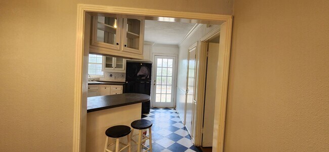 Building Photo - For Rent- Terrell Hills -2bed, 2 bath Home