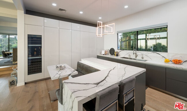 Building Photo - 2001 Sunset Plaza Dr