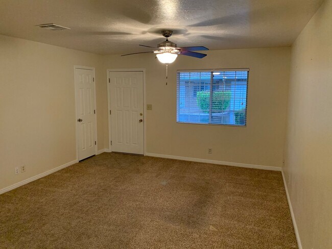 Building Photo - Downtown Townhome