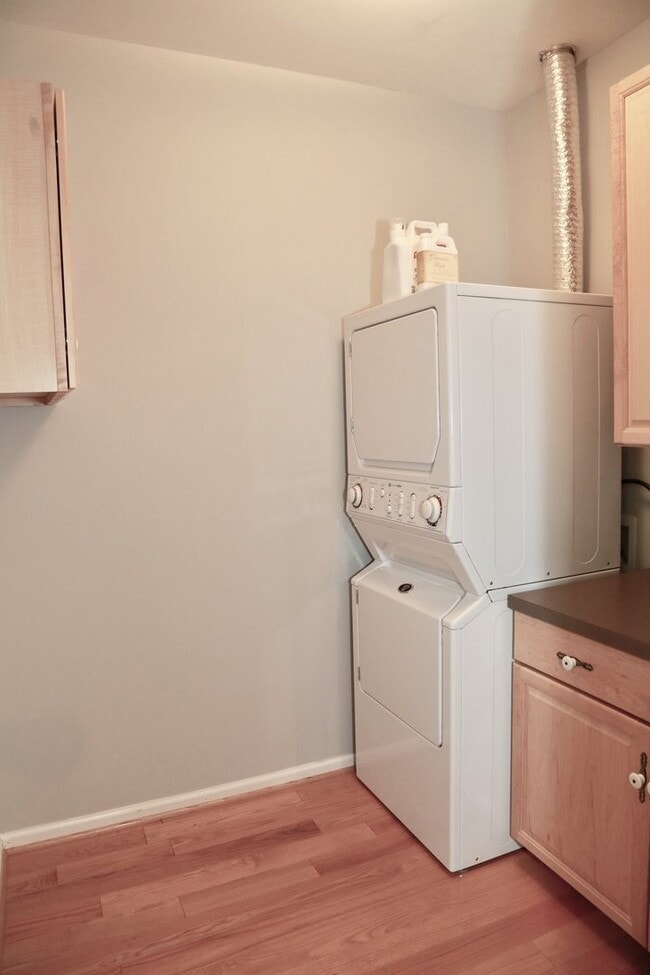 Building Photo - Available in August!  3 Bedroom 2 1/2 Bath...