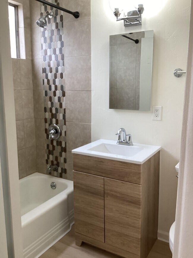 Building Photo - Single Story Updated Pet Friendly Home