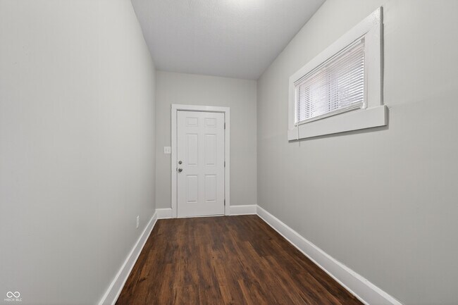 Building Photo - 926 W 32nd St