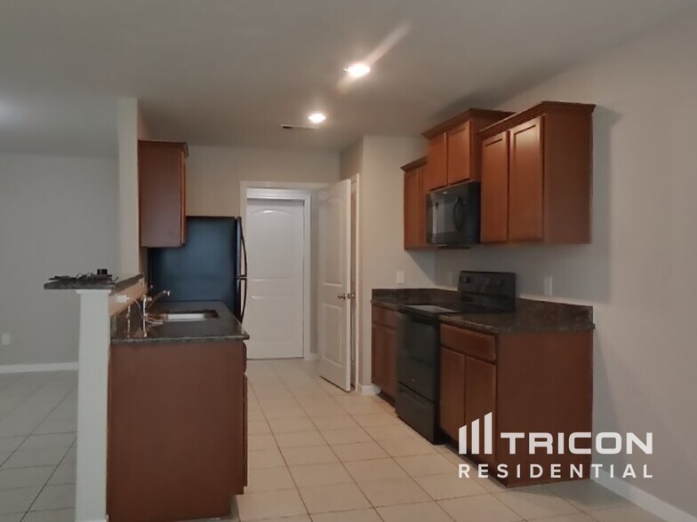 Building Photo - 425 Palomino Stand Dr