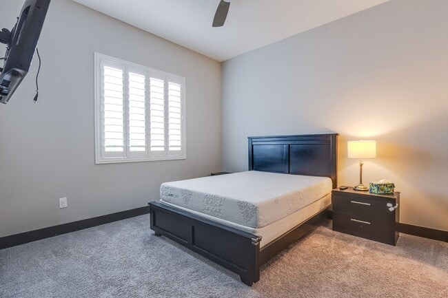 Building Photo - Stunning 5Bed/4.5 Bath home located in a prestigious guard gated community in Summerlin