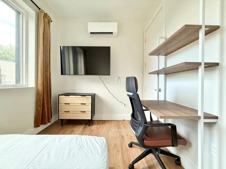 Building Photo - Nice room in a good neighborhood