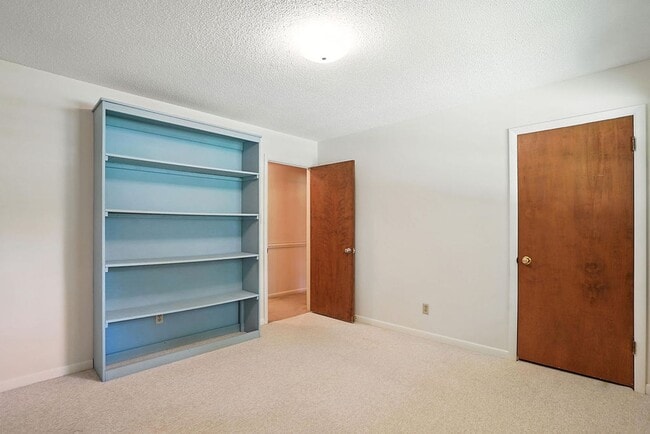 Building Photo - Charming 3BR 1 BTH Home with Inground Pool...