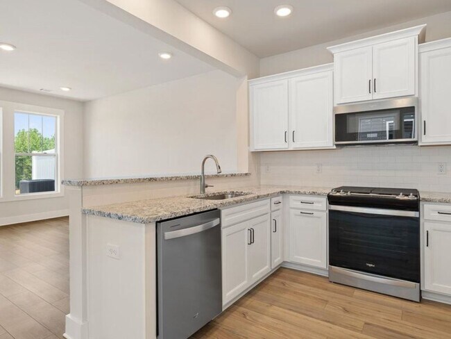 Building Photo - 4 Bedroom Townhome in Spartanburg