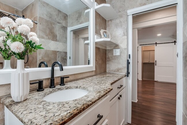 Building Photo - Luxury remodel in NW Oklahoma City