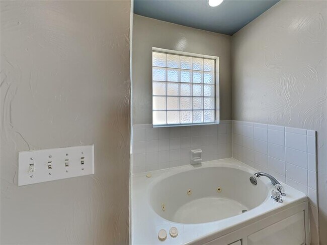Building Photo - 10113 Carnie Cir