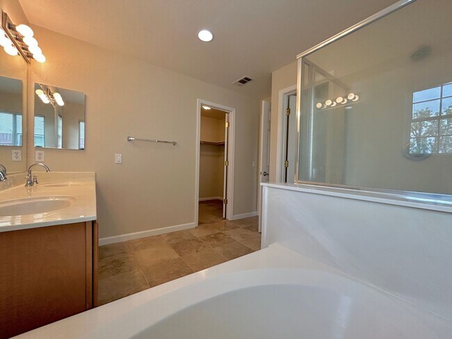 Building Photo - 2216 Cermak Way