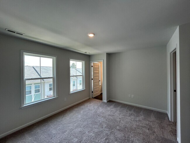 Building Photo - Luxury End-Unit Townhome with 2-Car Garage, Deck & Bonus Room – Available June 5!