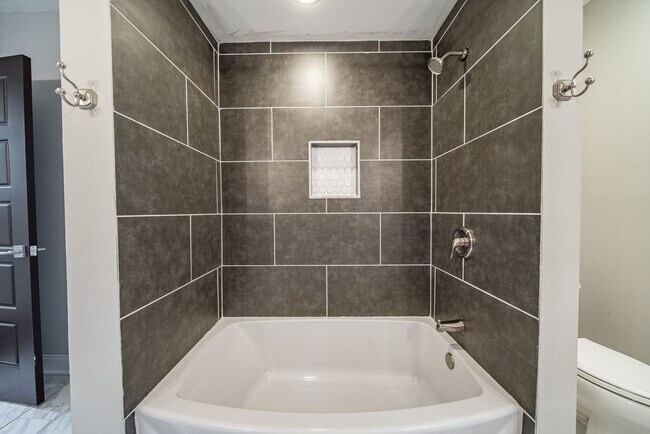 Building Photo - 4 bedroom/3 bath, 3711 sqft in Midtown!