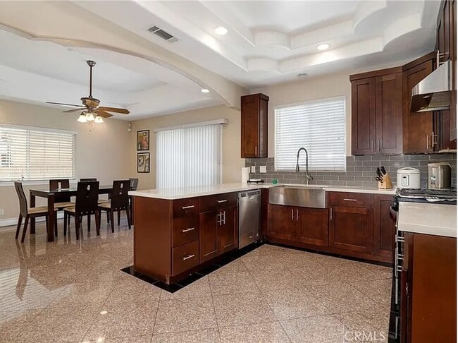 Building Photo - 5 Bedroom & 5.5 Bathroom