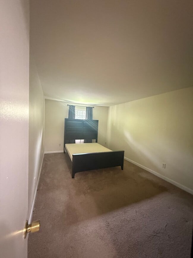 Building Photo - Bright & Modern 1 Bedroom Condo in quiet, ...