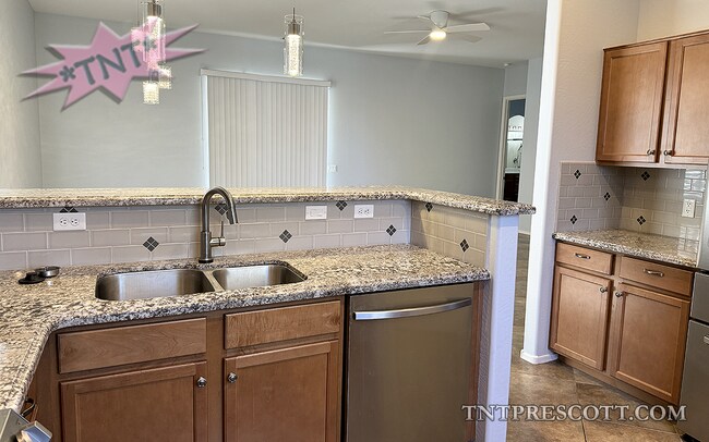 Building Photo - Home in Granville HOA ~ COMP HOLD