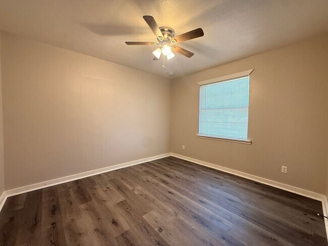 Building Photo - 810 Glencrest Ln