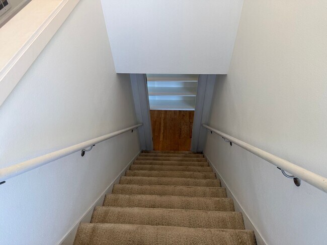 Building Photo - Large updated 2 bedroom 1 bathroom house in Springfield!
