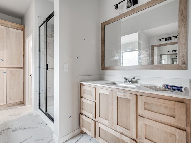 Building Photo - Newer Home in Moore!