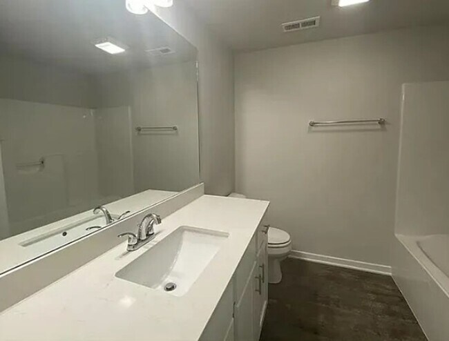 Building Photo - Newer 3BR 2.5ba house in Urbandale, available July 6th!