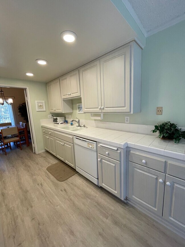 Building Photo - Charming 3Br/2Ba Updated Fully Furnished Vacation Rental W/ Golf Course View