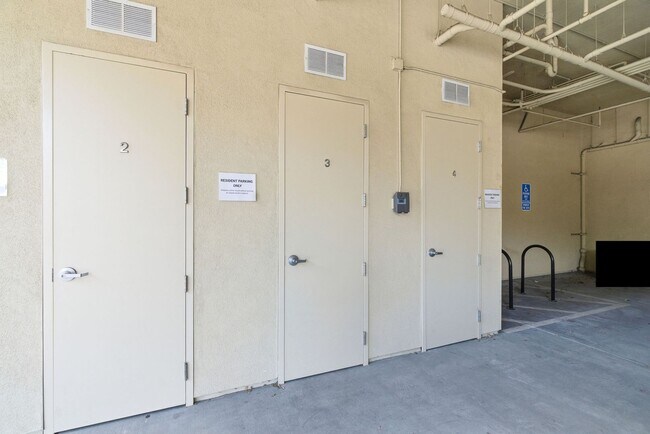 Building Photo - Gorgeous & Modern Los Altos Condo