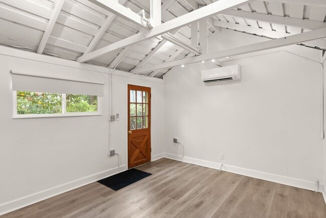 Building Photo - Cozy Studio in West Linn