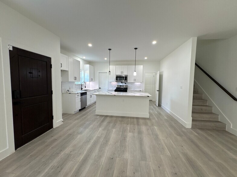 Building Photo - Room in Duplex on Wendelkin St