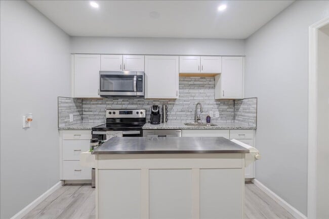 Building Photo - ANNUAL RENTAL - 3 Bed, 2 Bath Fully Furnished Home
