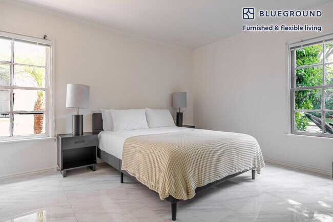 Building Photo - 136 S Roxbury Dr