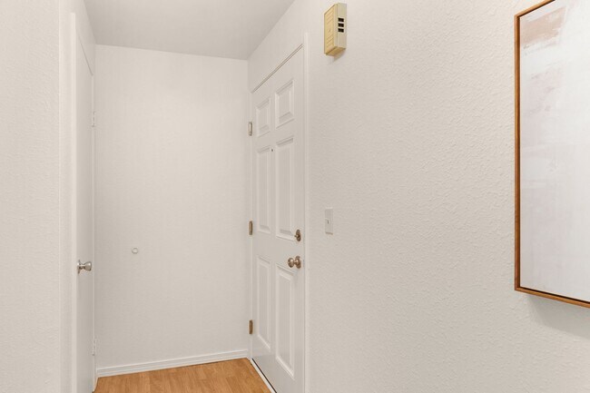Building Photo - Charming 2 Bed/1 Bath Lake Oswego Condo in Eagle Crest Community