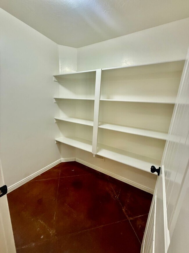 Building Photo - 3-BR Townhome Near Costco