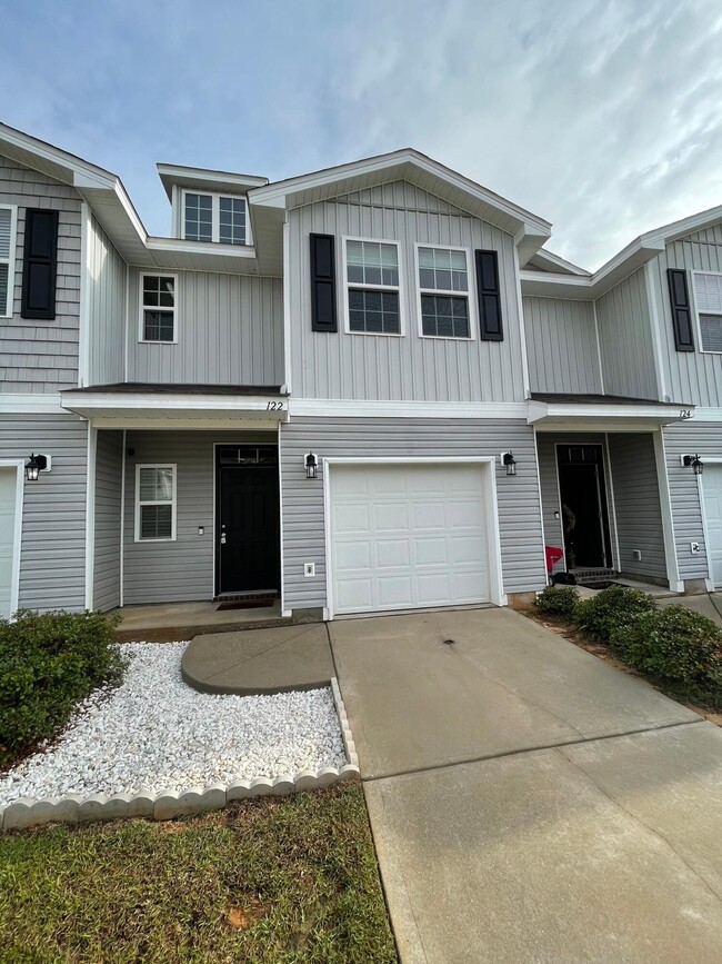 Primary Photo - 122 Iron Horse Dr E