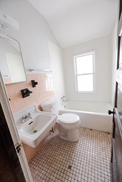 Building Photo - 410 W Mifflin St