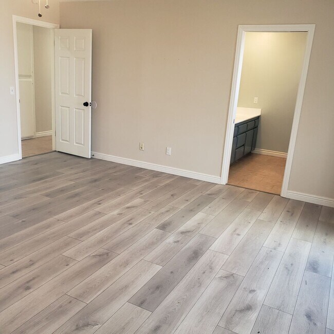 Building Photo - 13980 Mission St