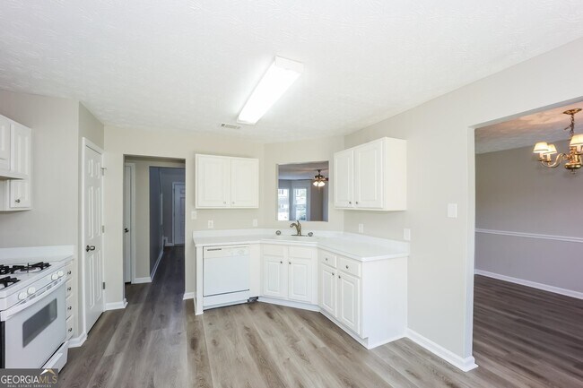 Building Photo - 877 Terance Ave