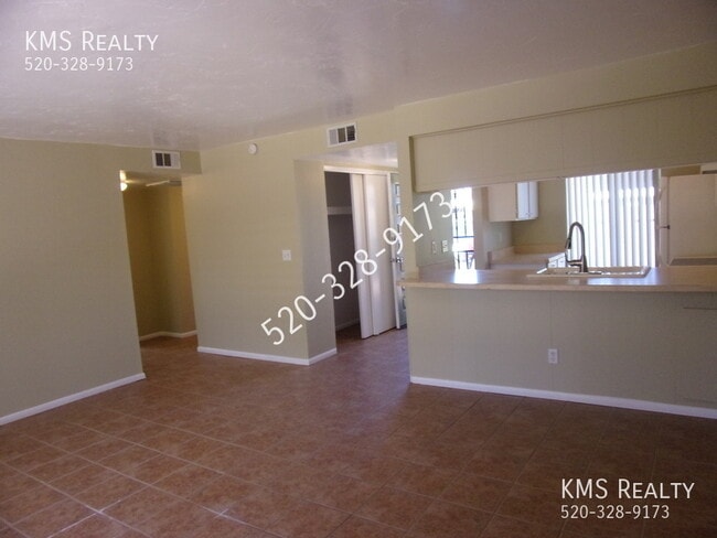 Building Photo - 702 S Pantano Rd