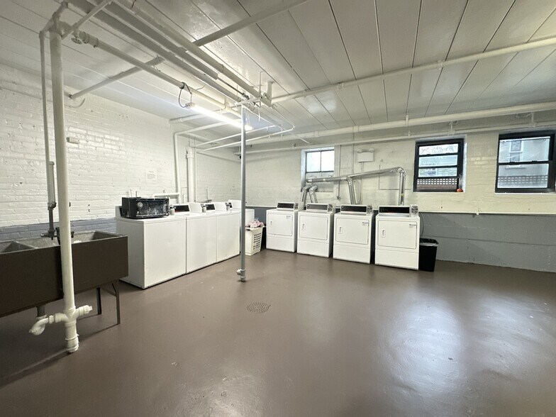 Building Photo - 1360 W Touhy Ave