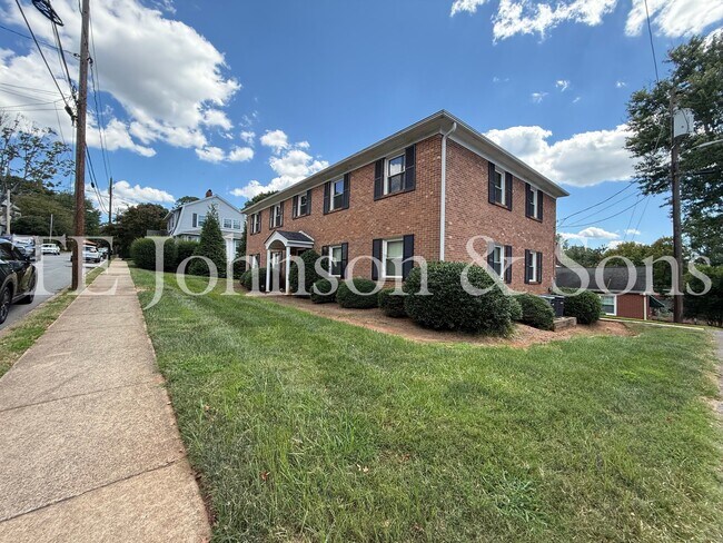Building Photo - Modern 2 Bedroom Apartment with Water Included on Forsyth St