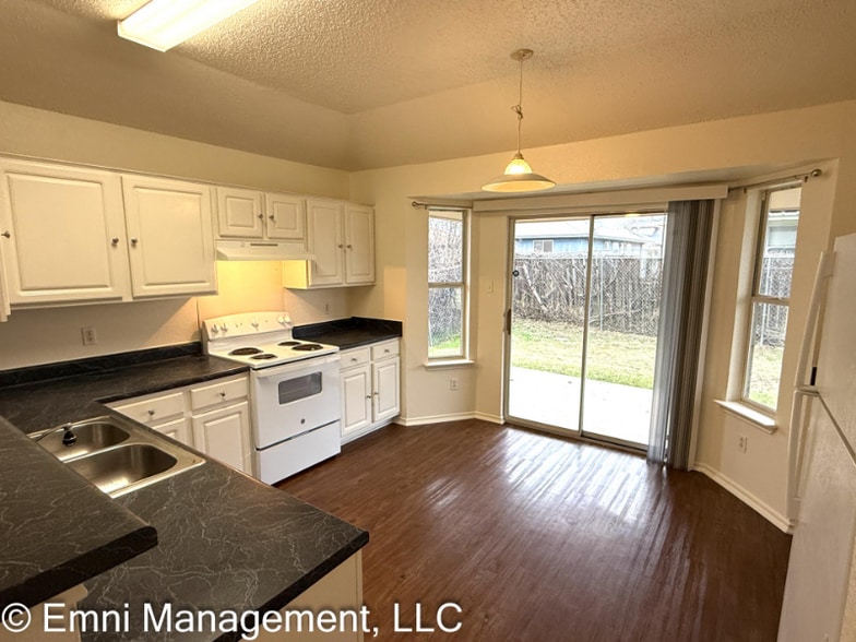 Building Photo - 2207 Garrett Dr