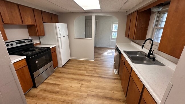 Building Photo - $1050 - 3 bed 1 bath - Single Family Home ...