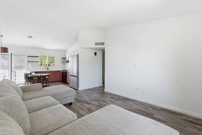 Building Photo - 1329 E Cholla St