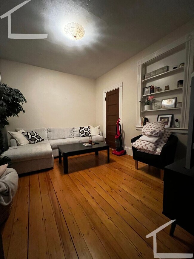 Building Photo - Large 3 Bedrooms on Washington Sq, In-Unit...