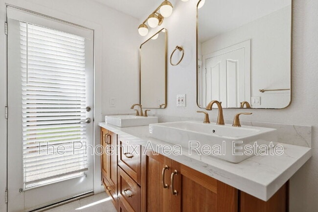 Building Photo - 507 W Nopal Ave